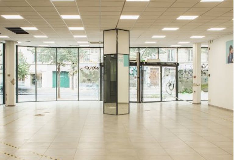 Industrial Space - Former Garage - Paris 11th Arrondissement - Image 0