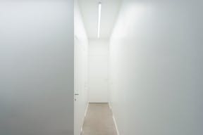 Courtyard gallery near Place des Vosges - Image 3