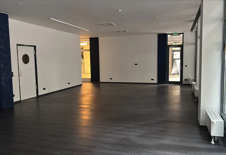 Prime Showroom Space with High Visibility in Berlin - Image 3