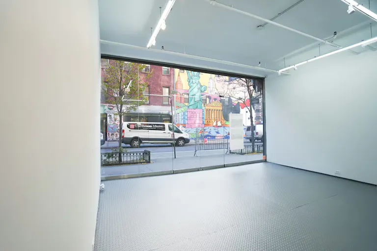 Glass-Fronted Corner Pop-Up Space in Nolita - Image 4