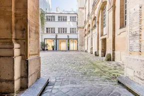 Un Showroom Prestigieux en Plein Marais - Image 7