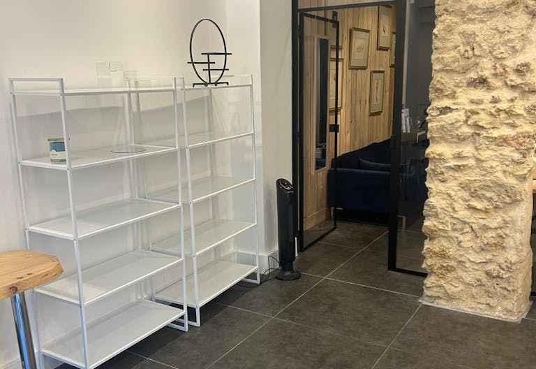 Un espace pop-up parfait dans une jolie rue commerçante - Image 2