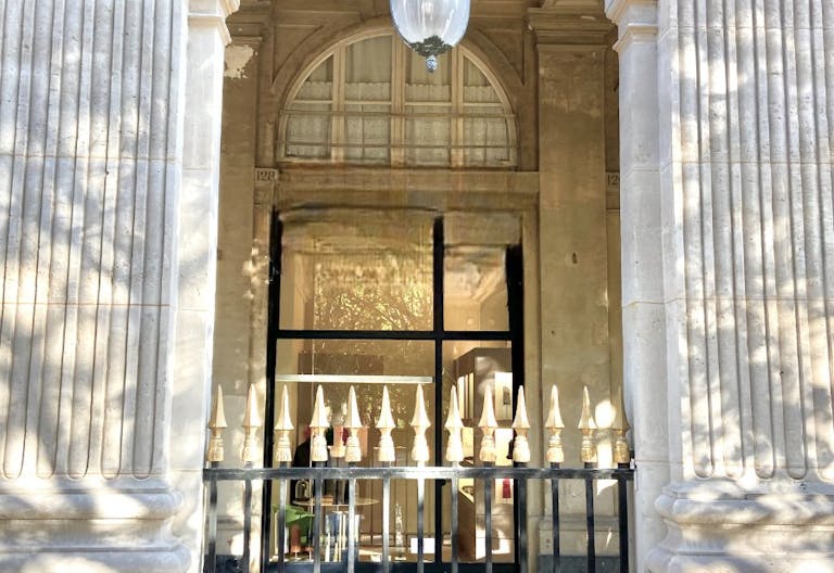 Boutique pop-up store - Jardin du Palais Royal Paris centre Louvre - Image 4