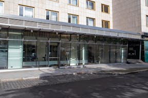 Elegant Retail Space at Historic Hotel Bristol - Image 44