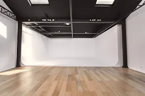 Studio photo, showroom - Image 6