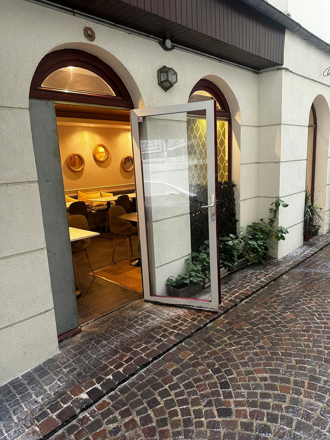 90 sqm Restaurant and Event Space on Rue Lauriston, Paris