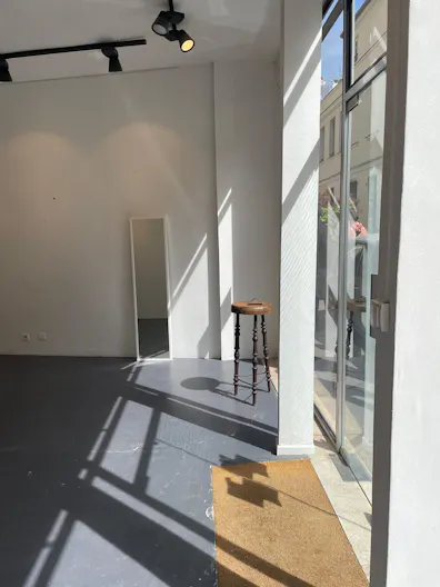 Boutique pop-up lumineuse avec une vitrine exceptionnelle au cœur du Marais - Image 1