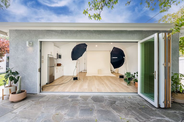 Creative Studio Space with Large Backyard for Photo/Video/Events - Image 1