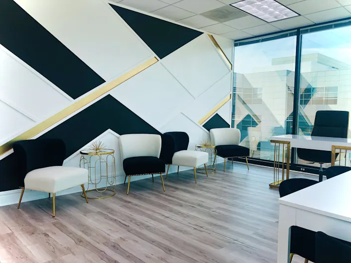 Luxury Office Space On Top Floor ! - Image 1
