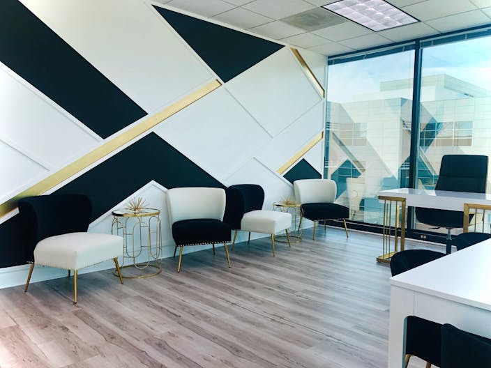 Luxury Office Space On Top Floor ! - Image 1