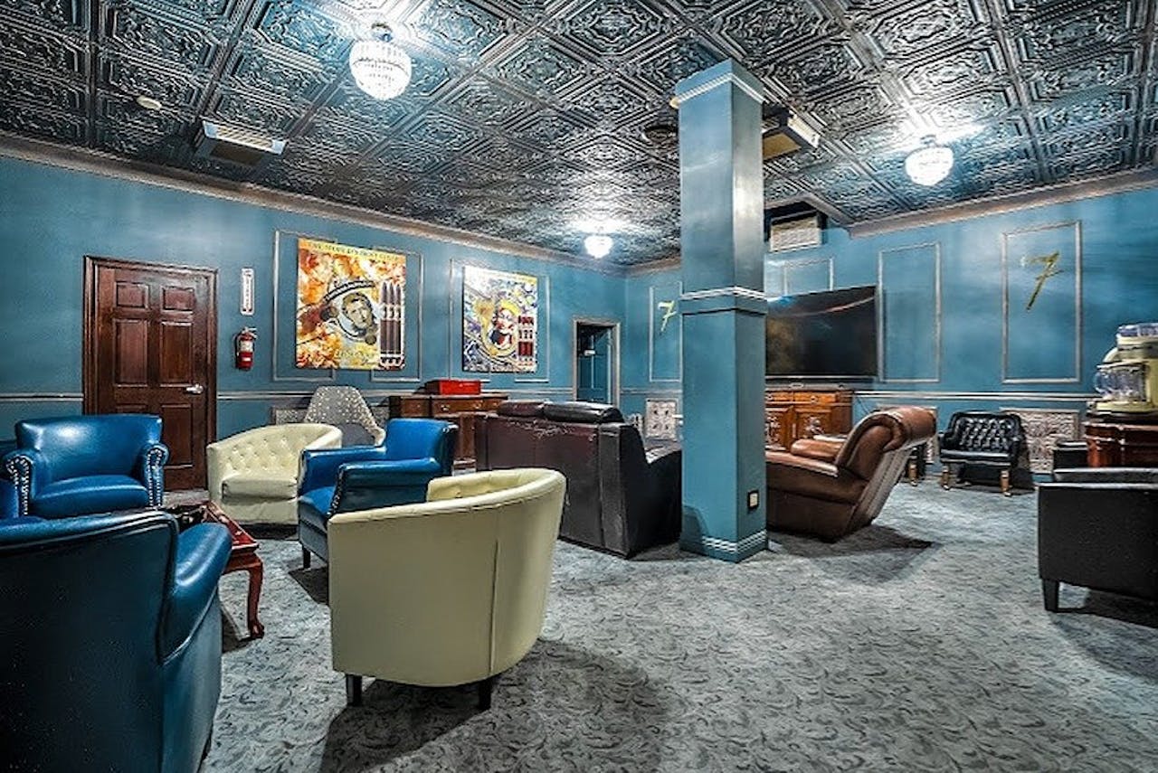 Hollywood Cigar Bar & Lounge - Image 1