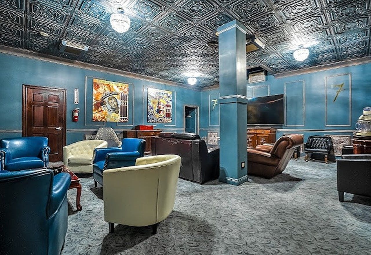 Hollywood Cigar Bar & Lounge - Image 1