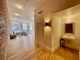 Sun-Filled Corner Loft with Open Plan Kitchen - Image 7