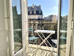 Appartement haussmannien chic et lumineux avec balcon - Image 9