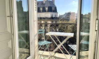 Appartement haussmannien chic et lumineux avec balcon - Image 9