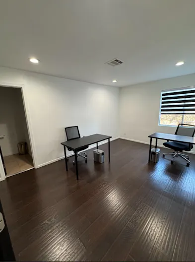 Private Office // Private Parking - Image 3