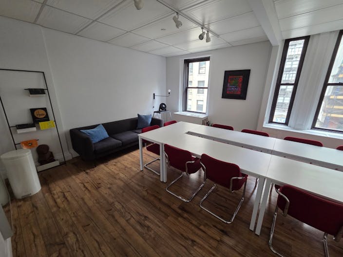 Spacious Conference Room on 5th Avenue - Image 0
