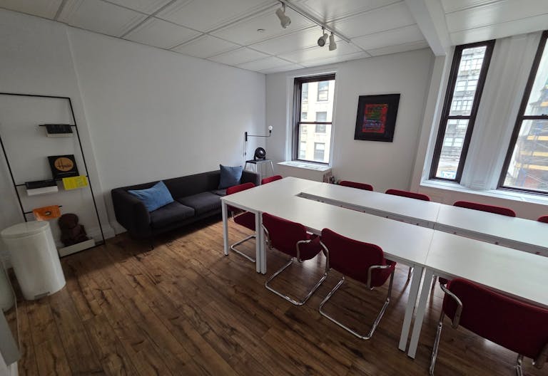 Spacious Conference Room on 5th Avenue - Image 0
