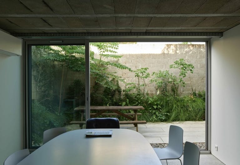 Espace de 100m2 de type atelier connect� � un jardin et � la rue-lieu polyvalent et charmant - Image 3