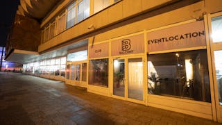 Central Venue with a Berliner Skyline View - Image 19