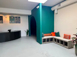Central and modern space with indoor/outdoor patio. - Image 7
