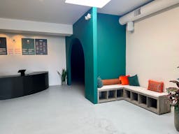 Central and modern space with indoor/outdoor patio. - Image 7