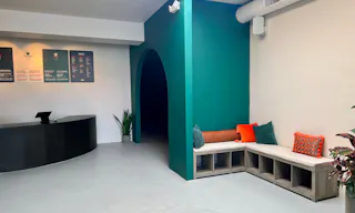 Central and modern space with indoor/outdoor patio. - Image 7
