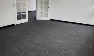 Doral unique office space with spectacular lake views - Image 5