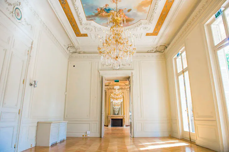 Historic Showrooms in Etoile - Image 1