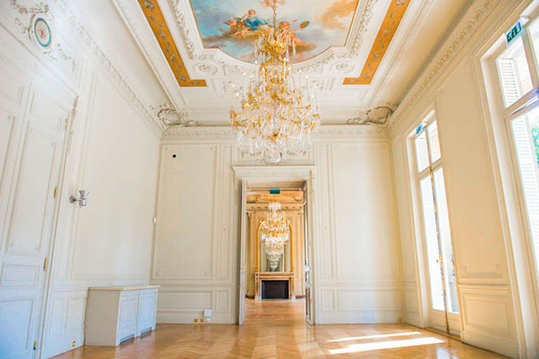 Historic Showrooms in Etoile - Image 1