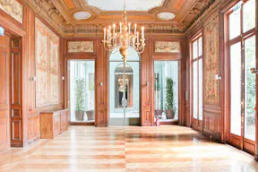 Historic Showrooms in Etoile - Image 2