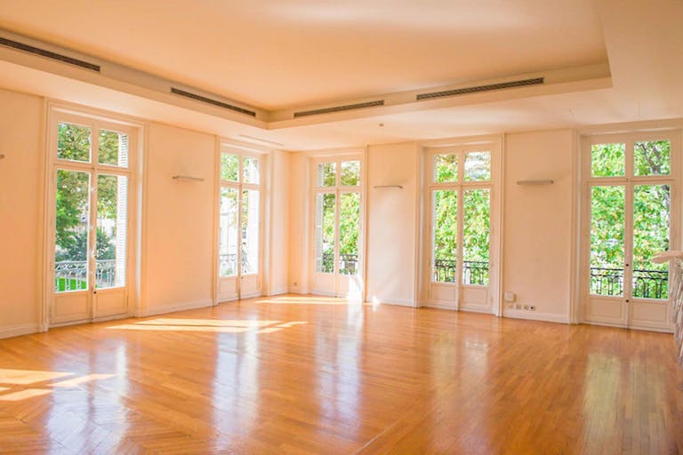 Historic Showrooms in Etoile - Image 3