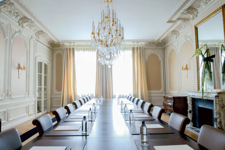 Refined Showroom Near Parc Monceau - Image 1