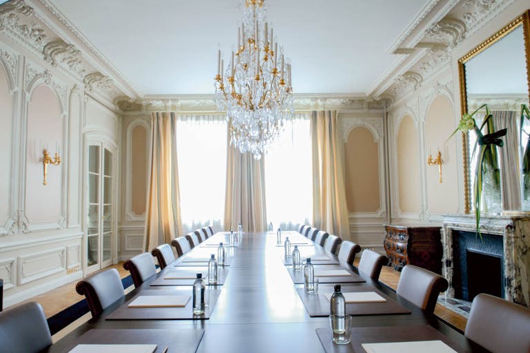 Refined Showroom Near Parc Monceau - Image 1