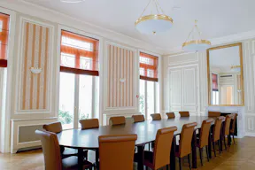 Refined Showroom Near Parc Monceau - Image 2
