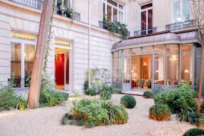 Refined Showroom Near Parc Monceau - Image 3