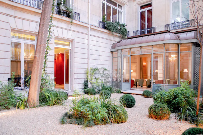 Refined Showroom Near Parc Monceau - Image 3