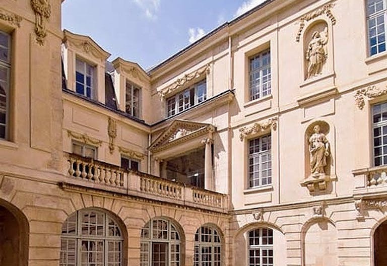 Bright & Spacious Gallery in Historical Le Marais - Image 0