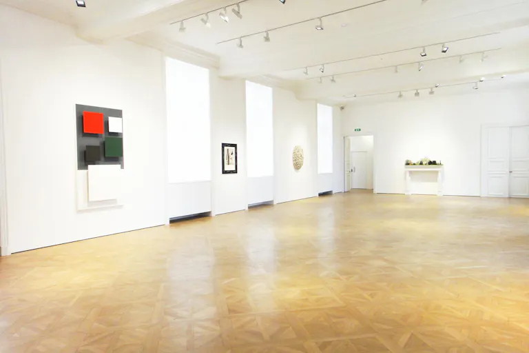 Bright & Spacious Gallery in Historical Le Marais - Image 2