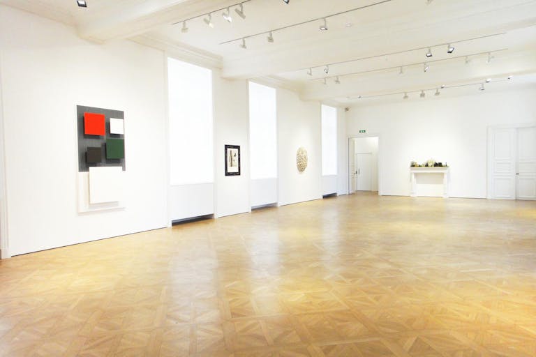 Bright & Spacious Gallery in Historical Le Marais - Image 2