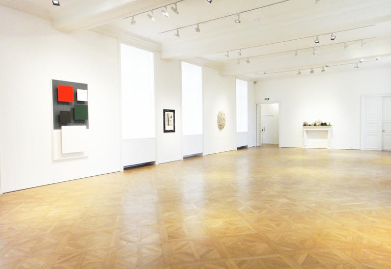 Bright & Spacious Gallery in Historical Le Marais - Image 2