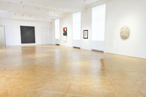 Bright & Spacious Gallery in Historical Le Marais - Image 3