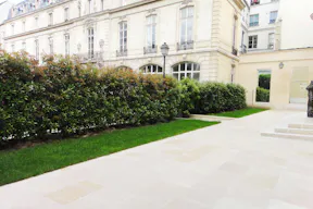 Bright & Spacious Gallery in Historical Le Marais - Image 6