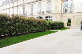 Bright & Spacious Gallery in Historical Le Marais - Image 6