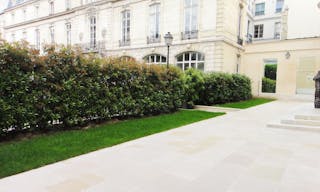 Bright & Spacious Gallery in Historical Le Marais - Image 6