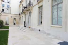 Bright & Spacious Gallery in Historical Le Marais - Image 7