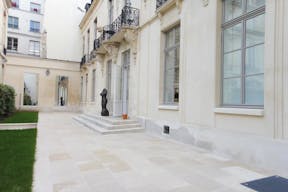 Bright & Spacious Gallery in Historical Le Marais - Image 7