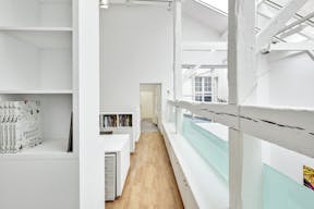 Elegant Showroom in Busy Le Marais - Image 3