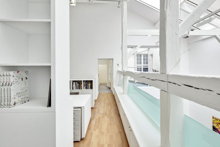 Elegant Showroom in Busy Le Marais - Image 3