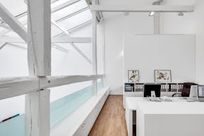 Elegant Showroom in Busy Le Marais - Image 4